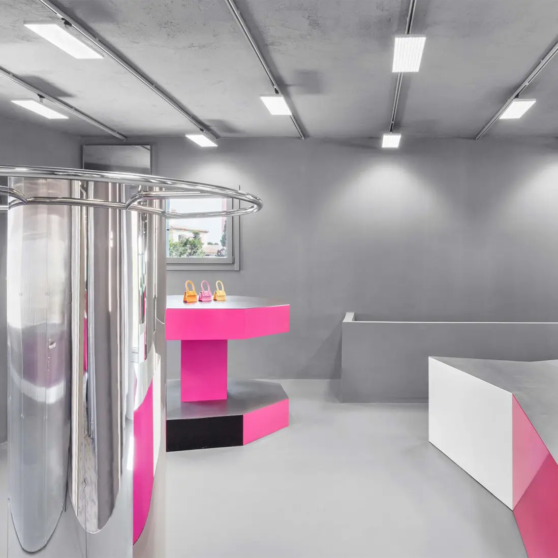Plafondverlichting Maxi P in high-end kledingzaak