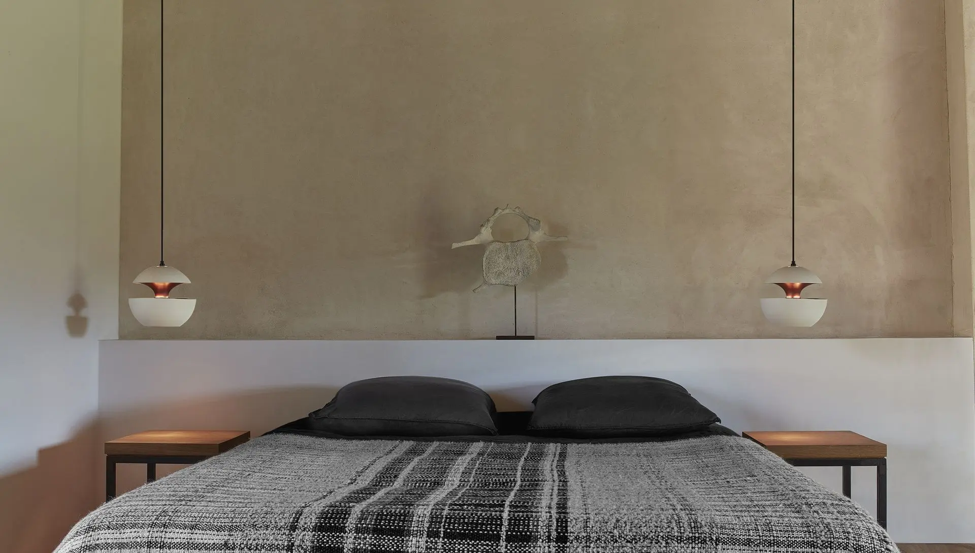 Witte hanglampen van DWC in slaapkamer