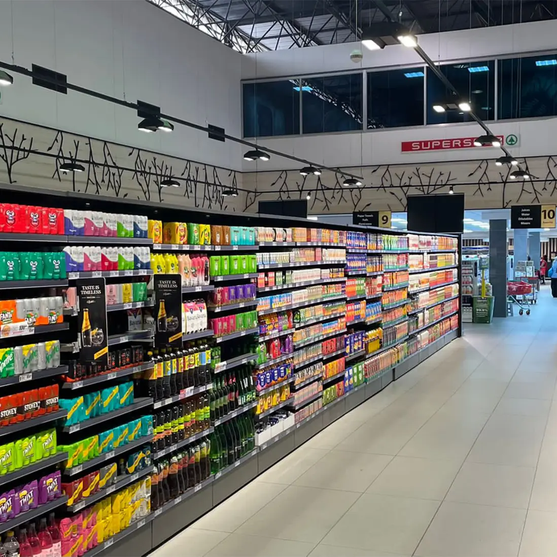 Cyberwing plafondverlichting op rails in supermarkt