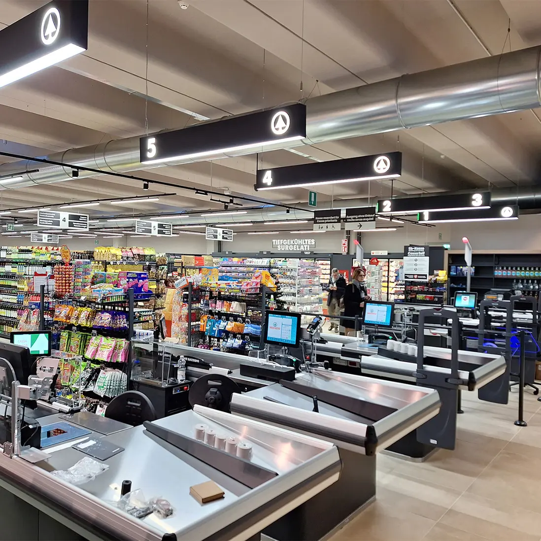 Railsysteem verlichting van Imoon in supermarkt