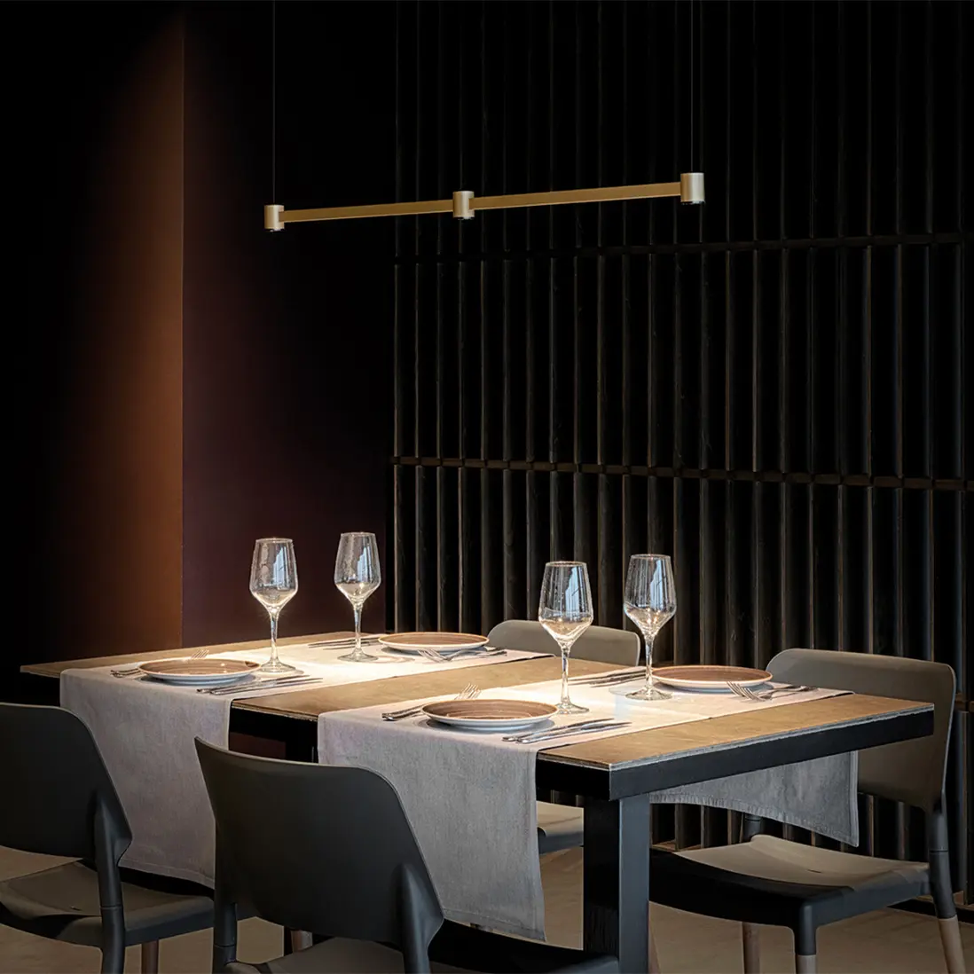 Hanglampen Art van Arkoslight boven eettafel