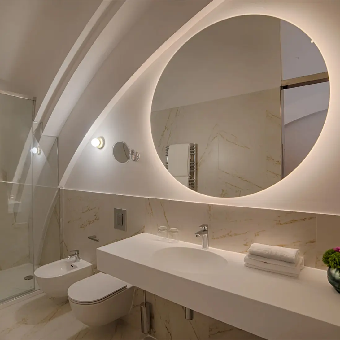 Wandlamp in badkamer van hotel