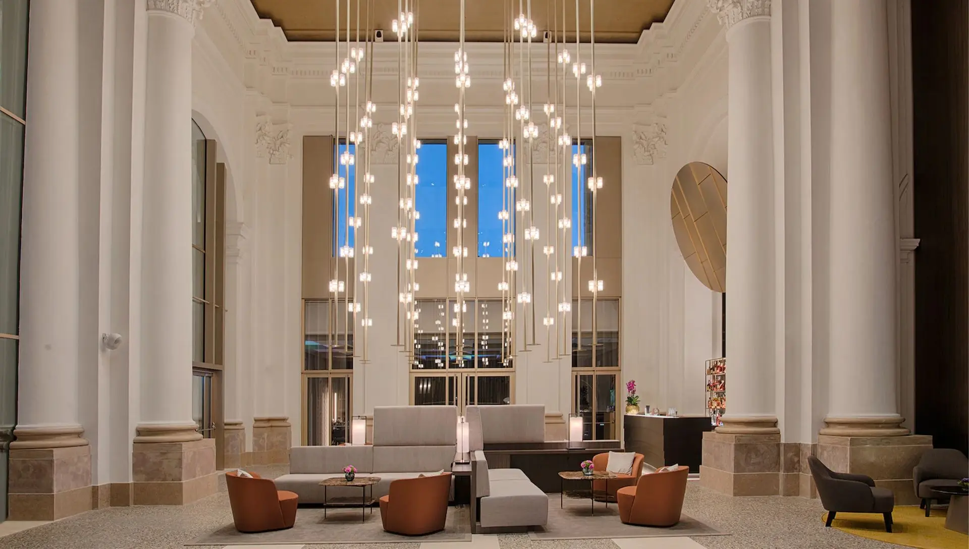 Indrukwekkende plafondverlichting in receptie van hotel