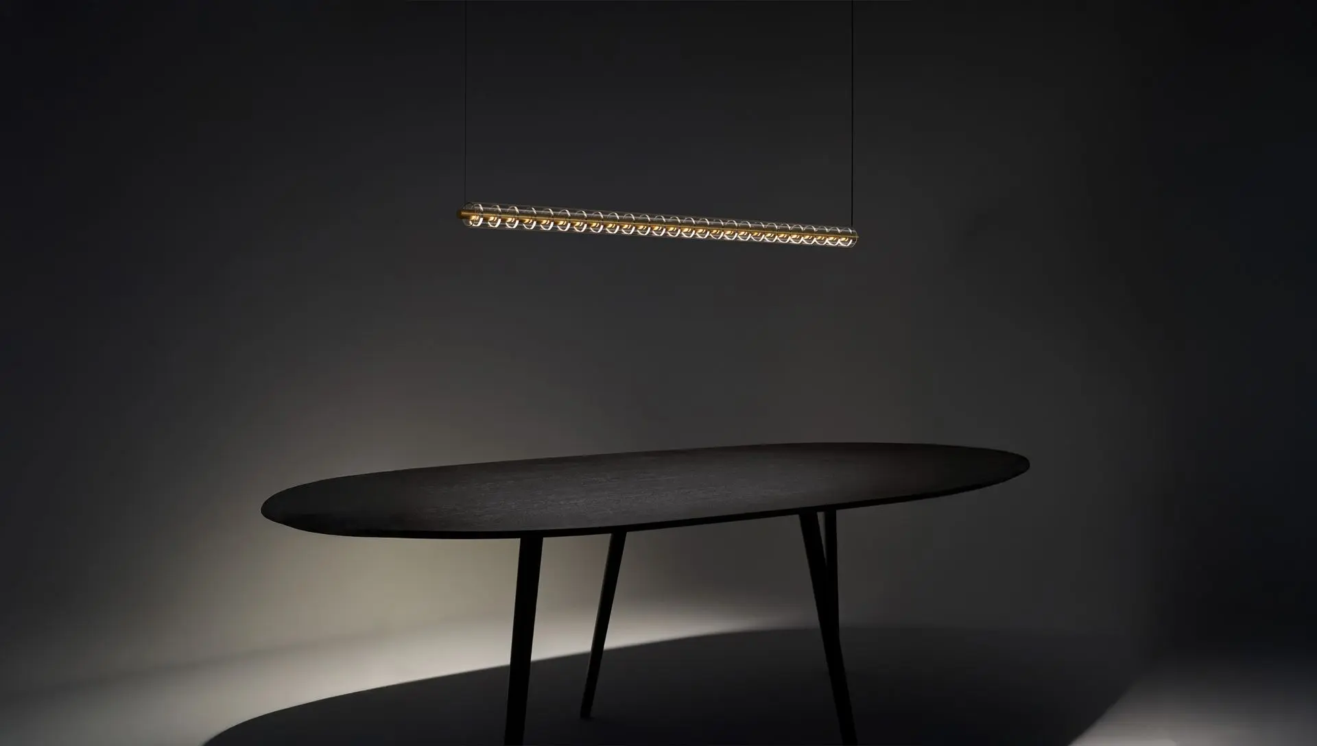 Hanglamp 'Loop' boven tafel