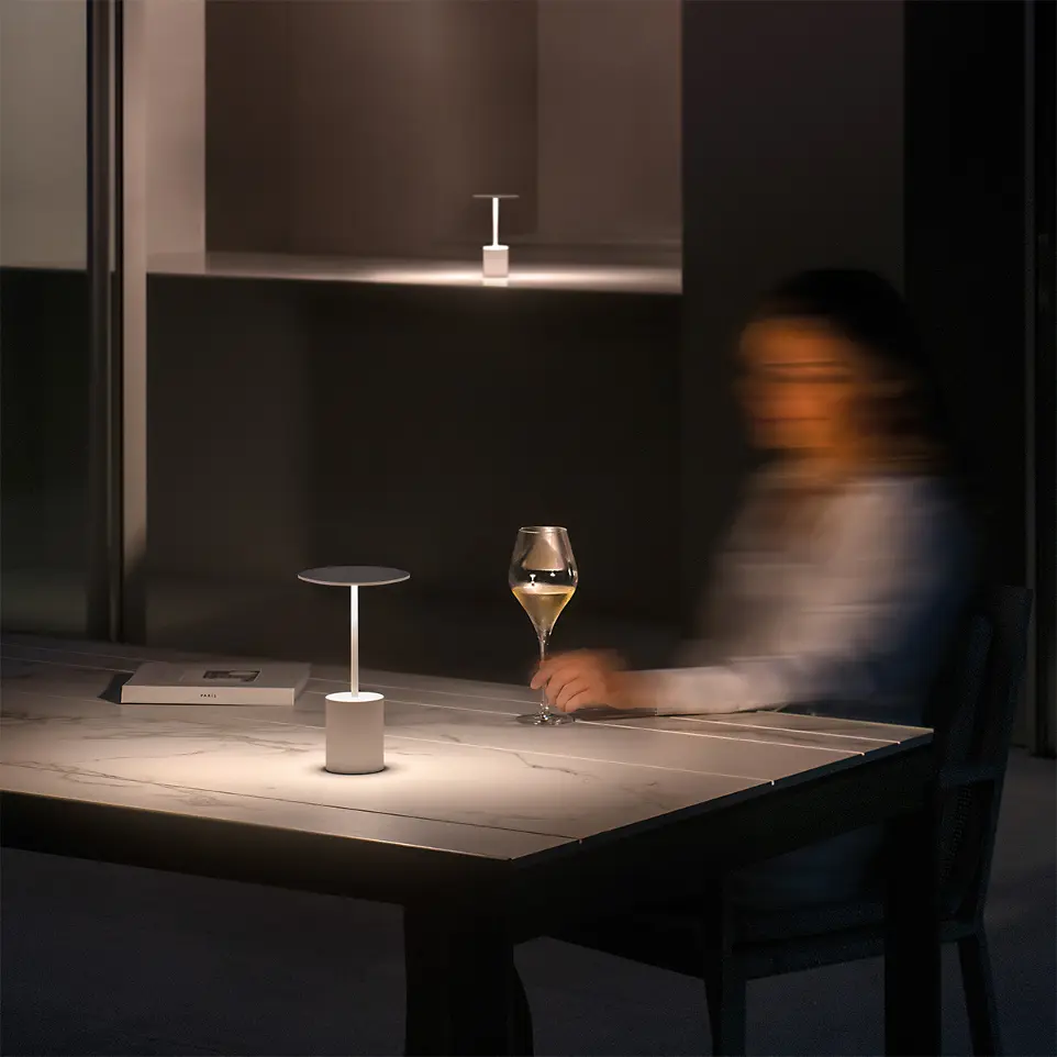 Draadloze tafellamp Yoru op eettafel