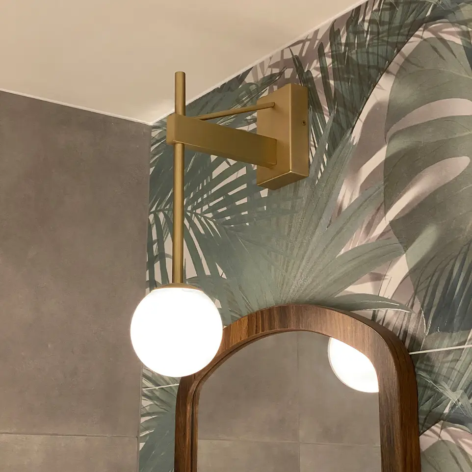 Detail wandlamp van Makris voor in badkamer