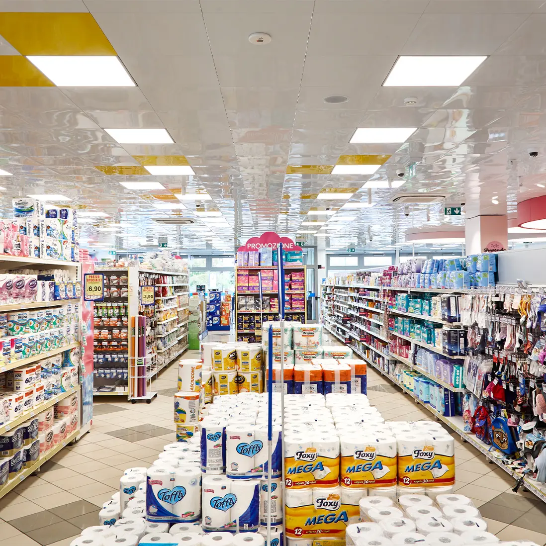 Geïntegreerde plafondverlichting bij health & beauty winkel
