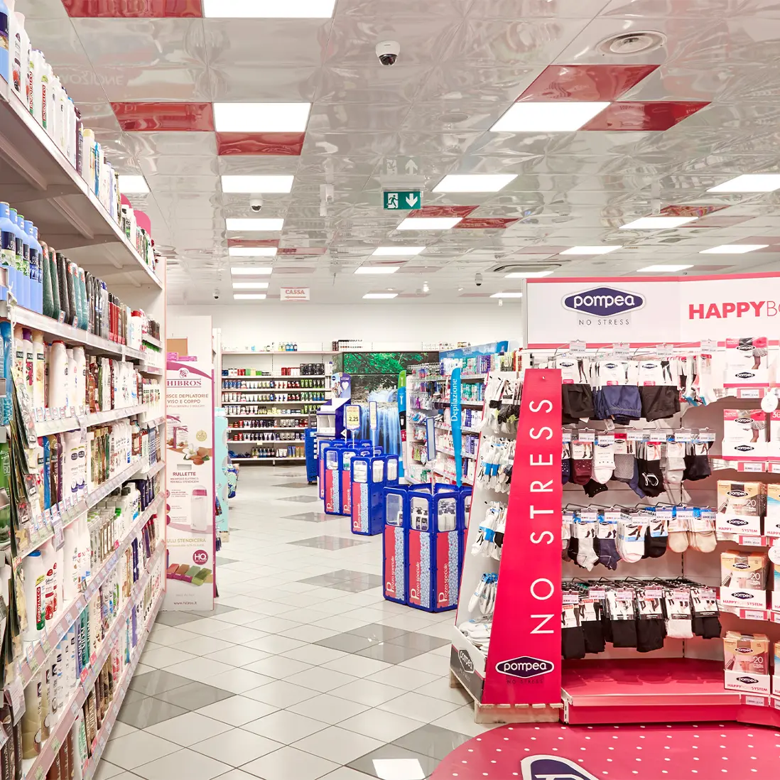 Geïntegreerde plafondverlichting bij health & beauty winkel