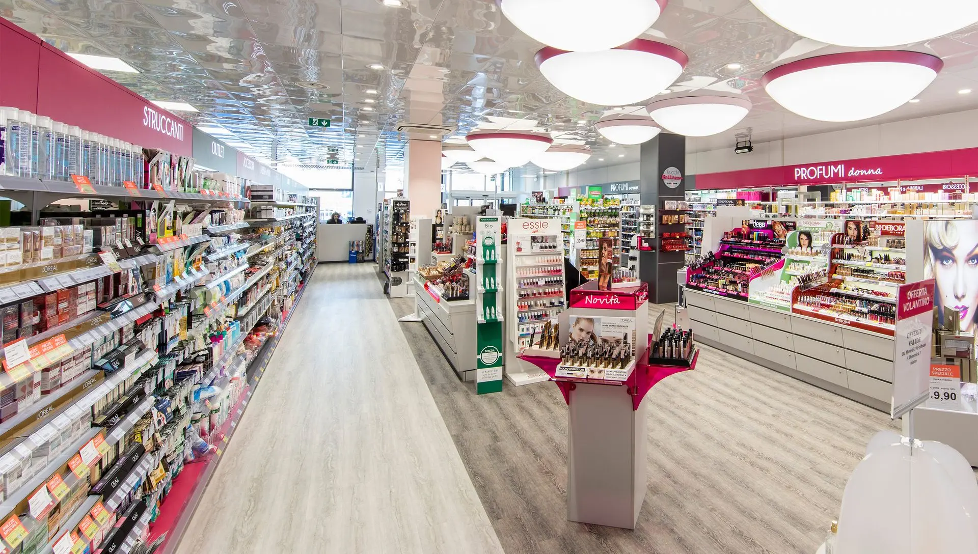 Plafondlampen bij health & beauty winkel